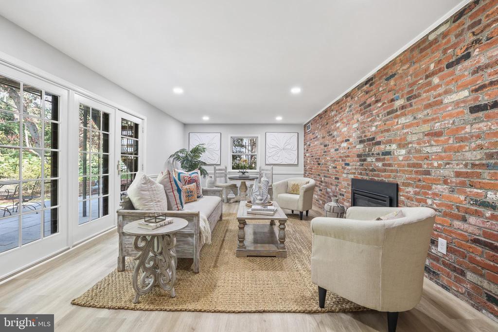 906 DANTON LANE