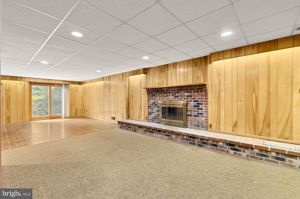 3899 Locust Ln