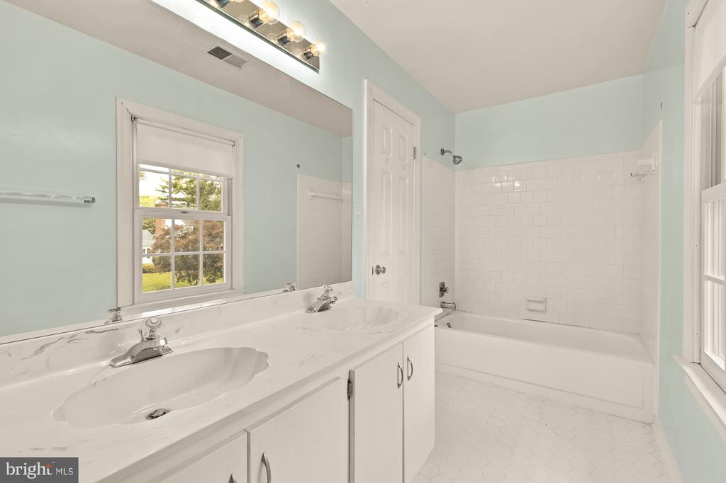 3899 Locust Ln