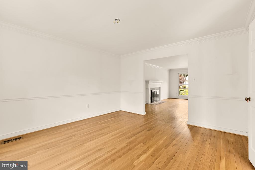 3899 Locust Ln