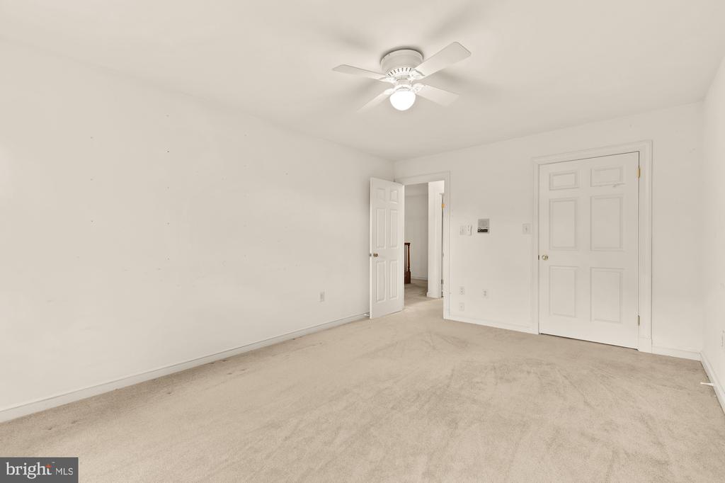 3899 Locust Ln