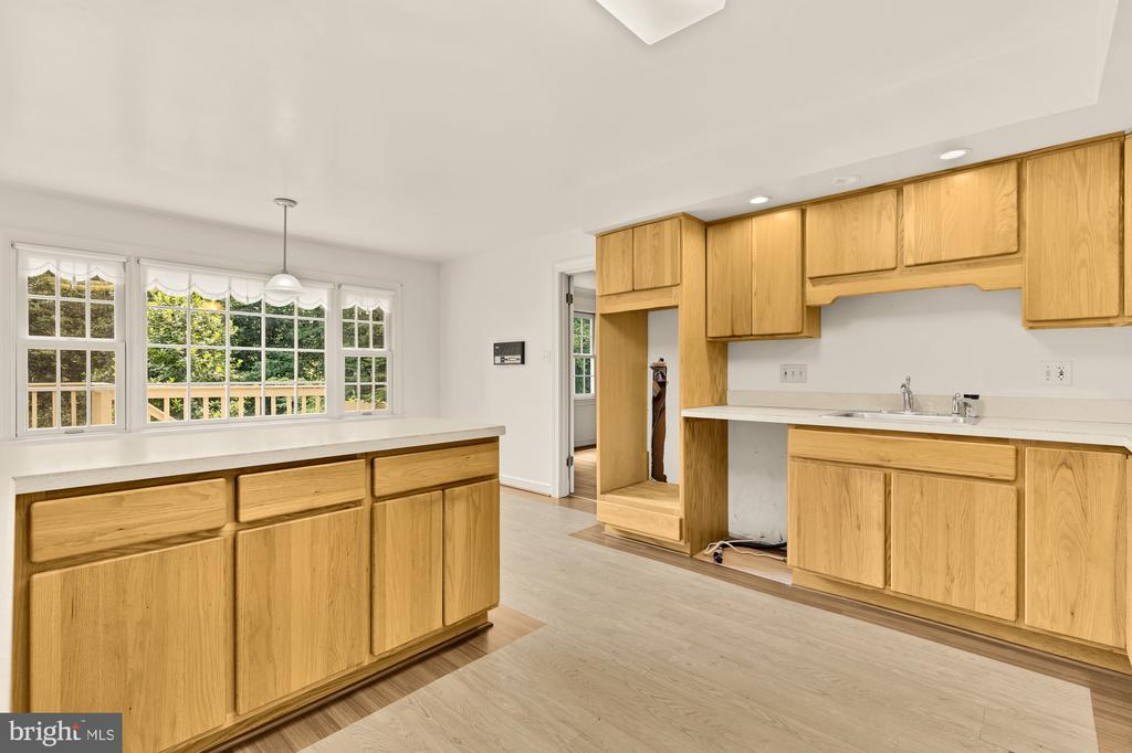 3899 Locust Ln