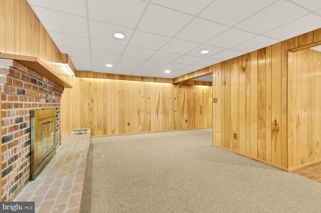 3899 Locust Ln
