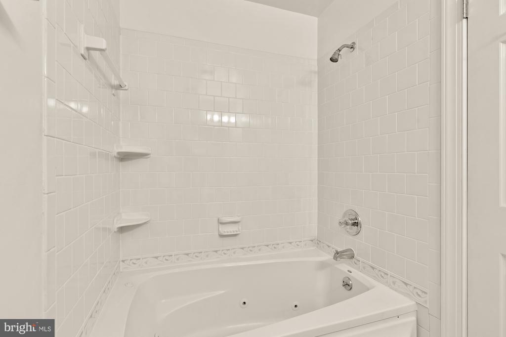 3899 Locust Ln