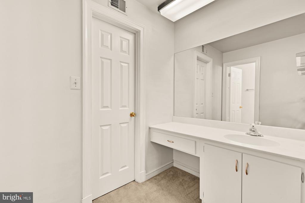 3899 Locust Ln