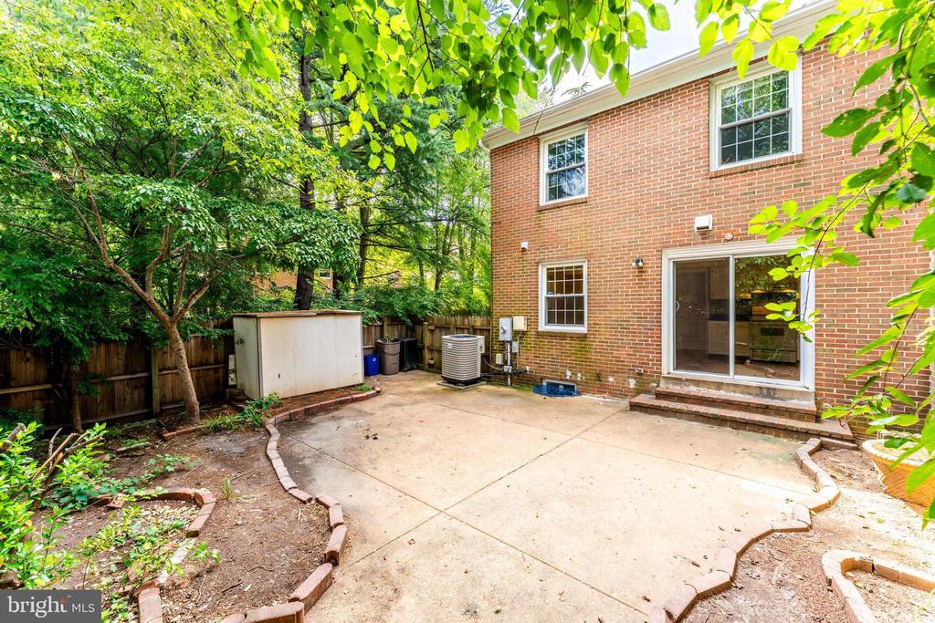 7020 BRADWOOD COURT