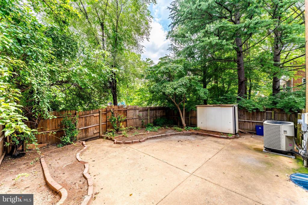 7020 BRADWOOD COURT