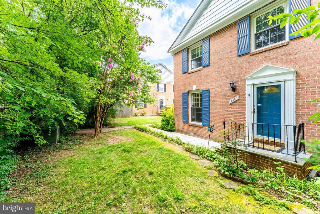 7020 BRADWOOD COURT