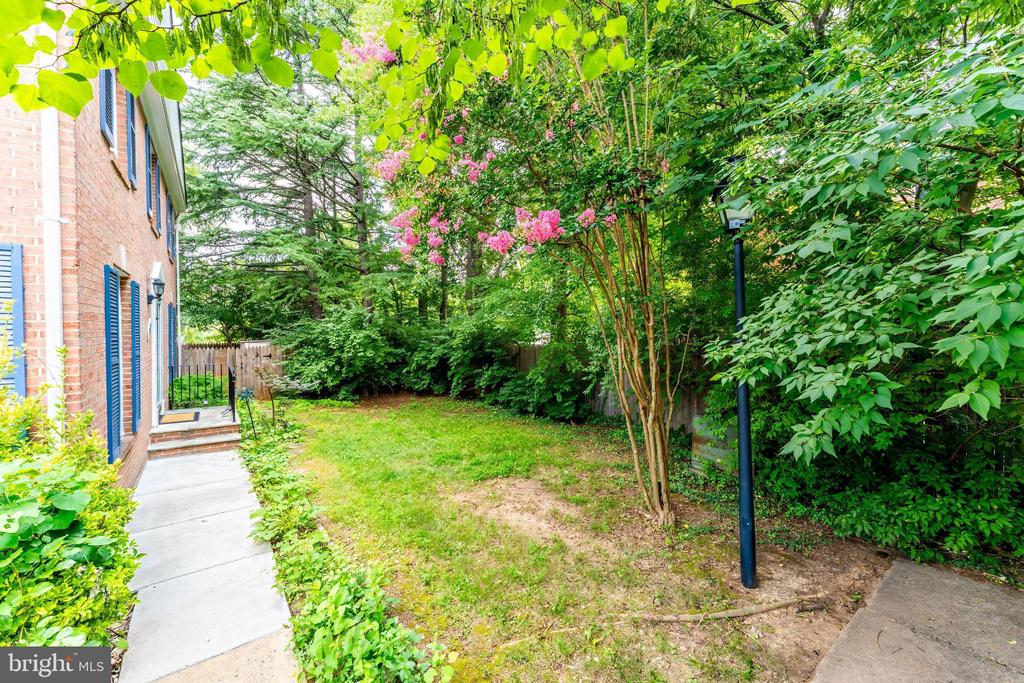 7020 BRADWOOD COURT
