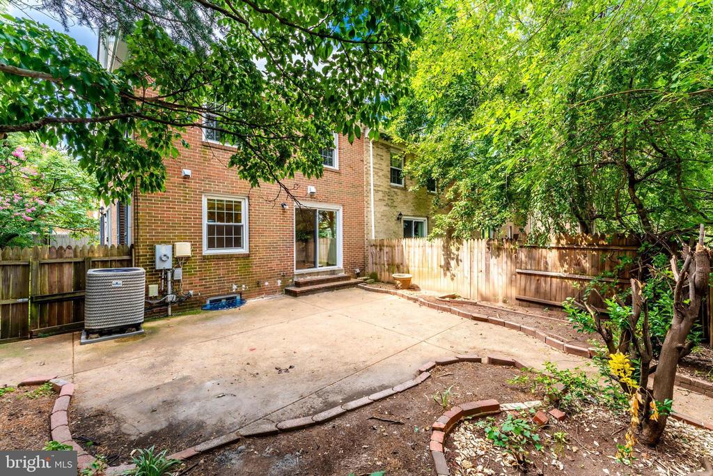 7020 BRADWOOD COURT