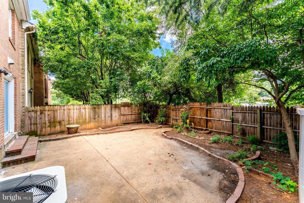 7020 BRADWOOD COURT