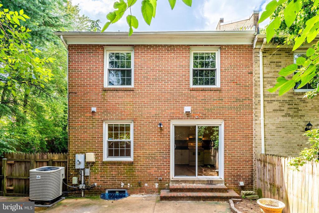 7020 BRADWOOD COURT