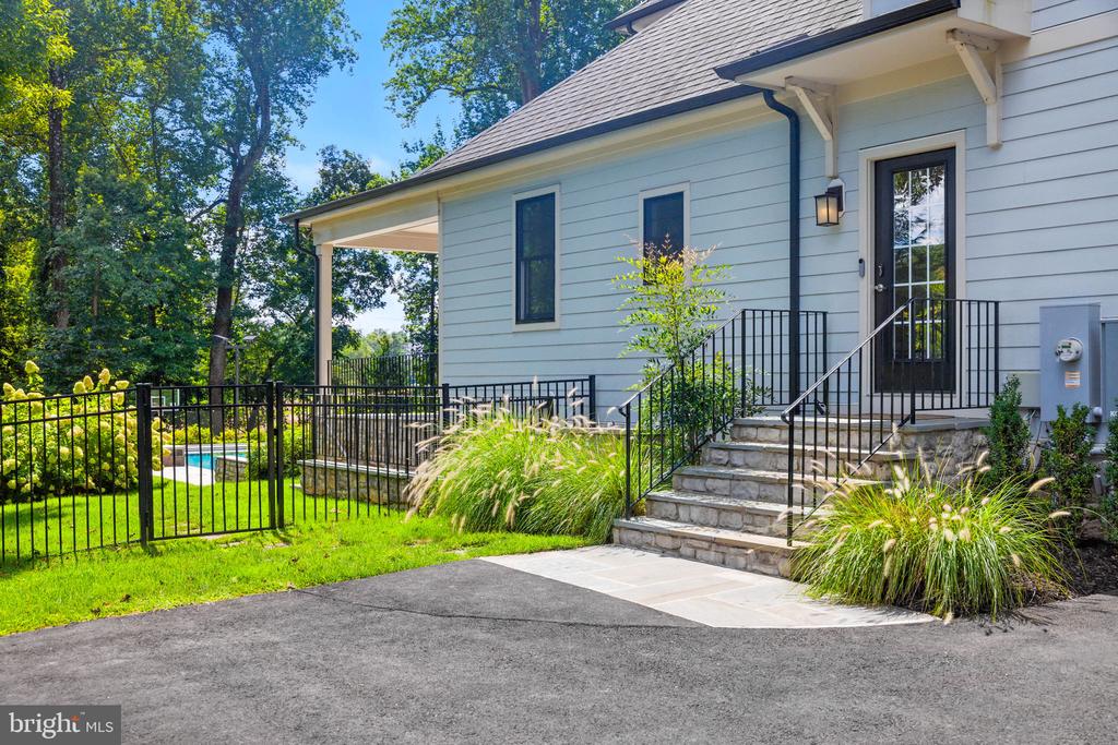8617 DIXIE PLACE