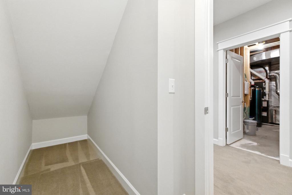 8617 DIXIE PLACE