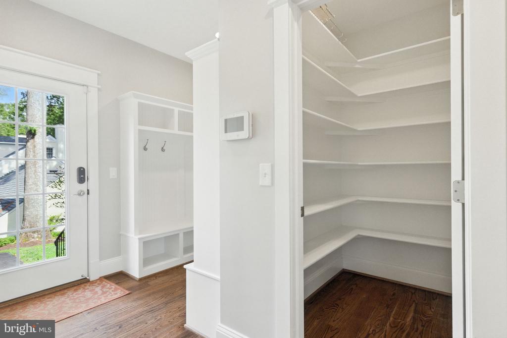 8617 DIXIE PLACE
