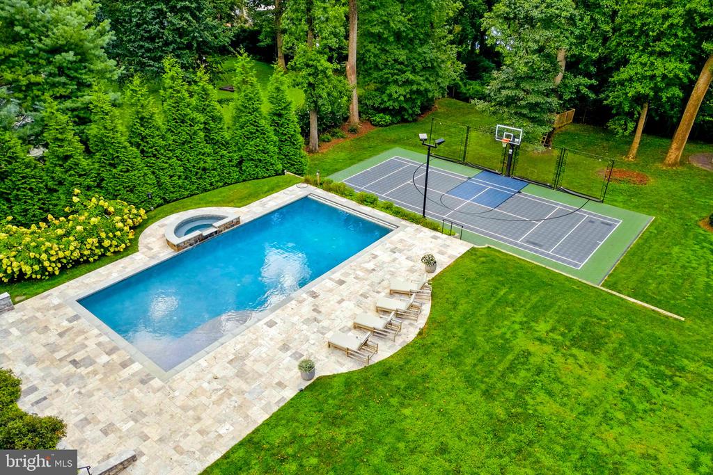 8617 DIXIE PLACE