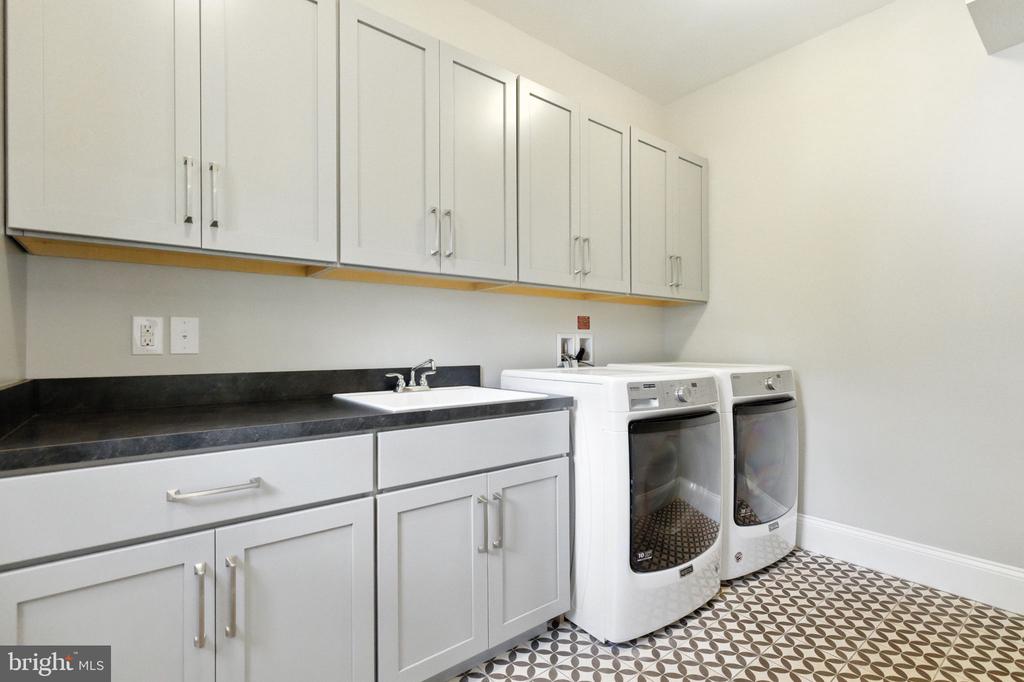 8617 DIXIE PLACE
