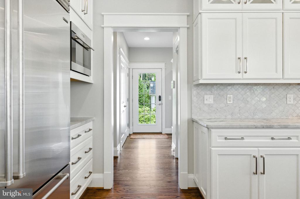 8617 DIXIE PLACE