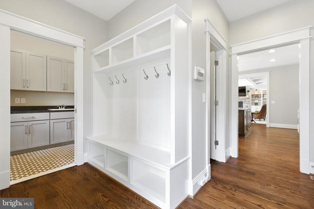 8617 DIXIE PLACE