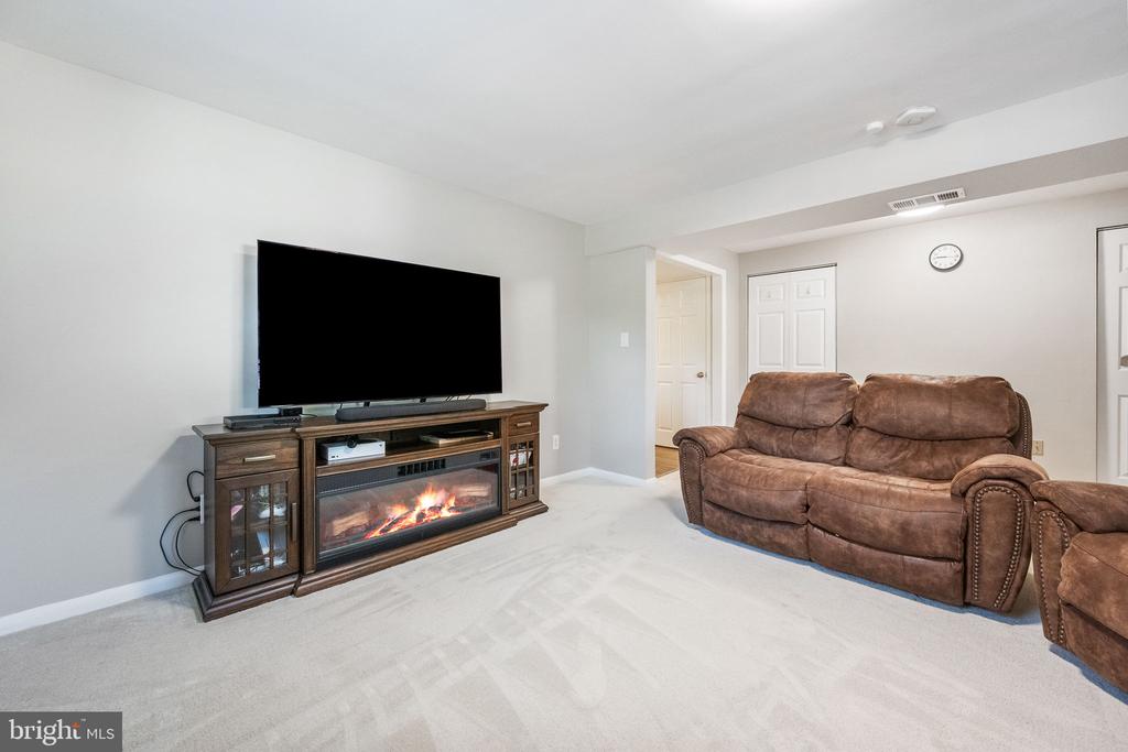 7203 HADLOW DRIVE