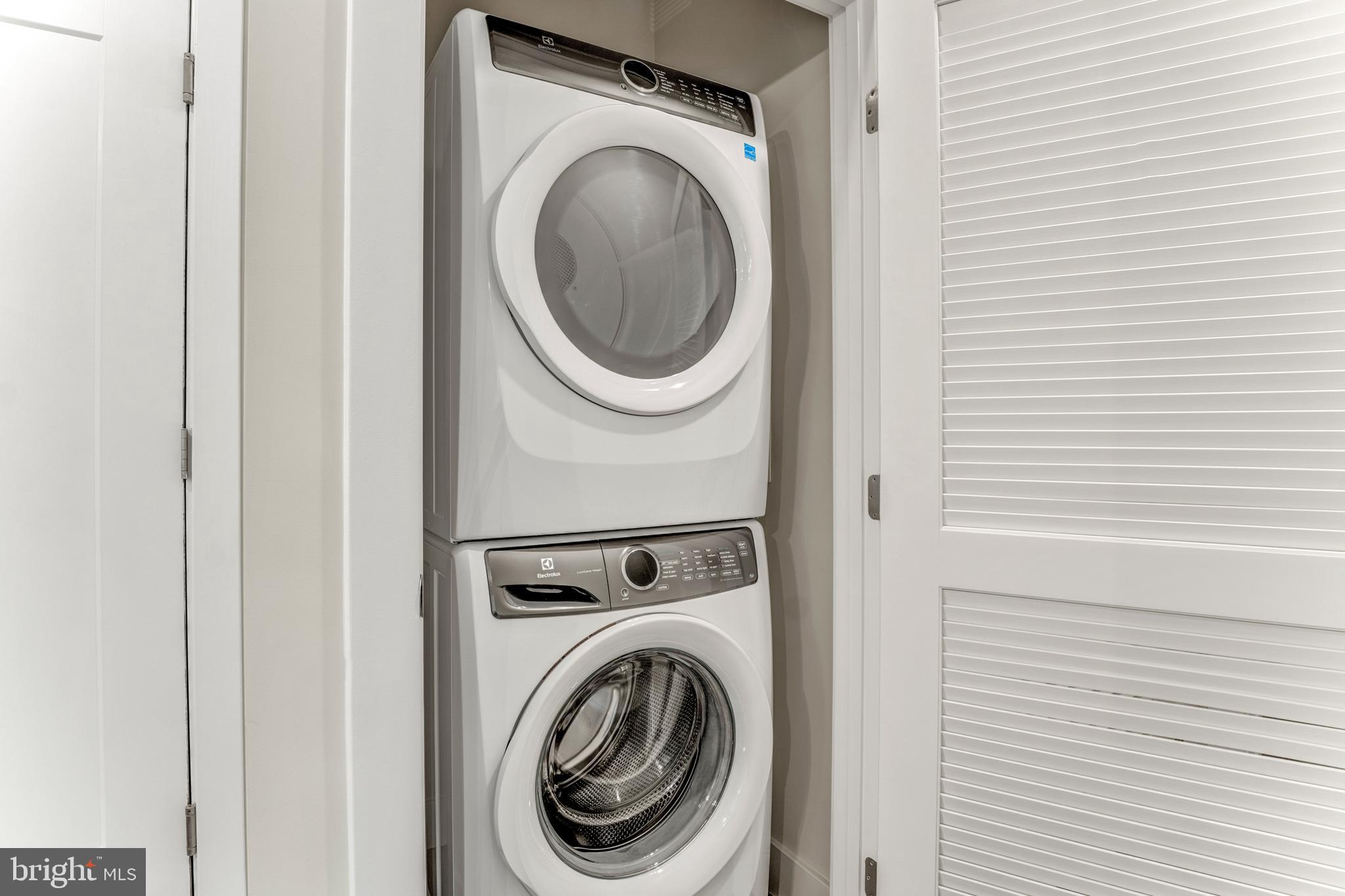 1761 OLD MEADOW ROAD 209