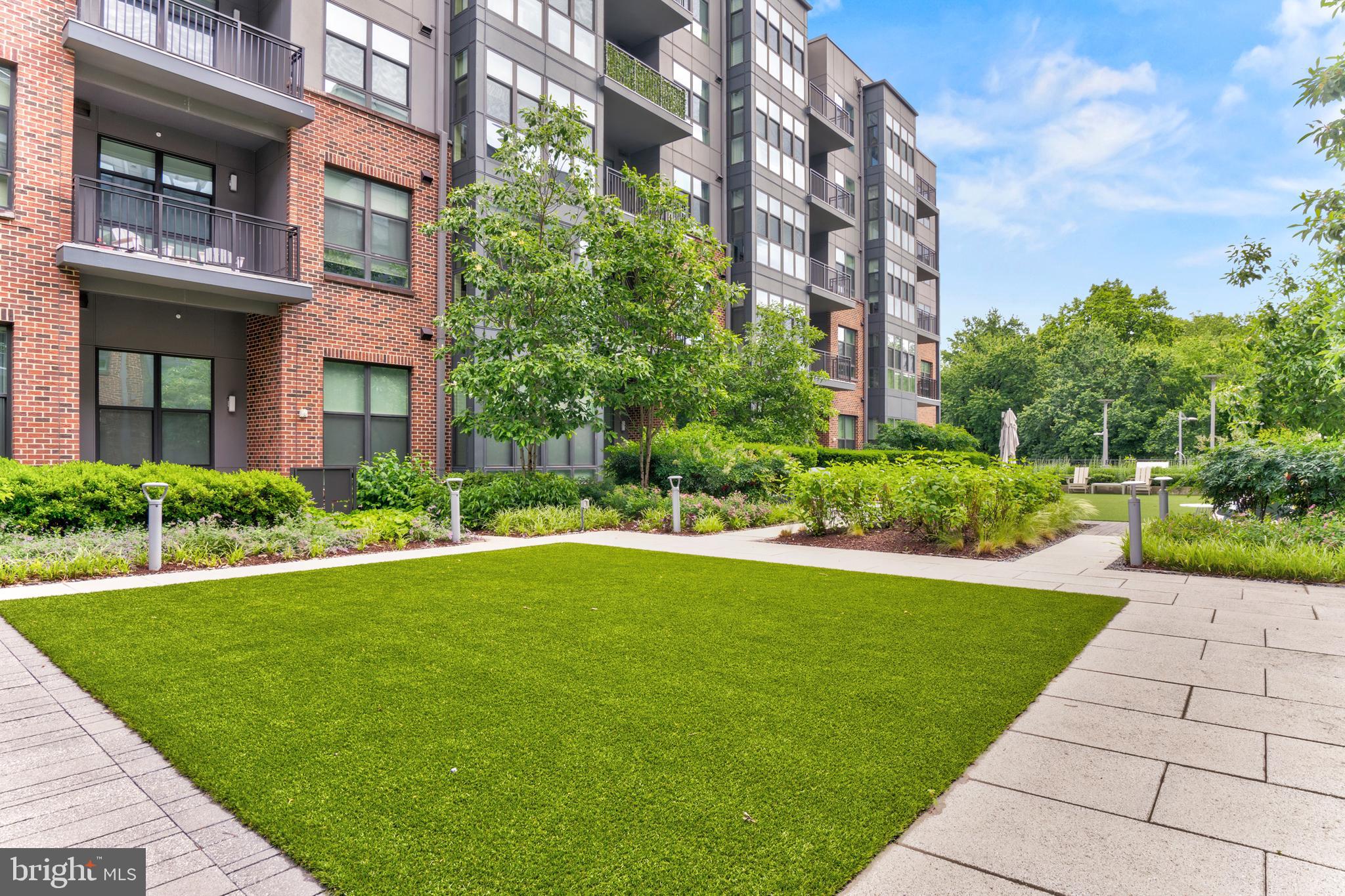 1761 OLD MEADOW ROAD 209