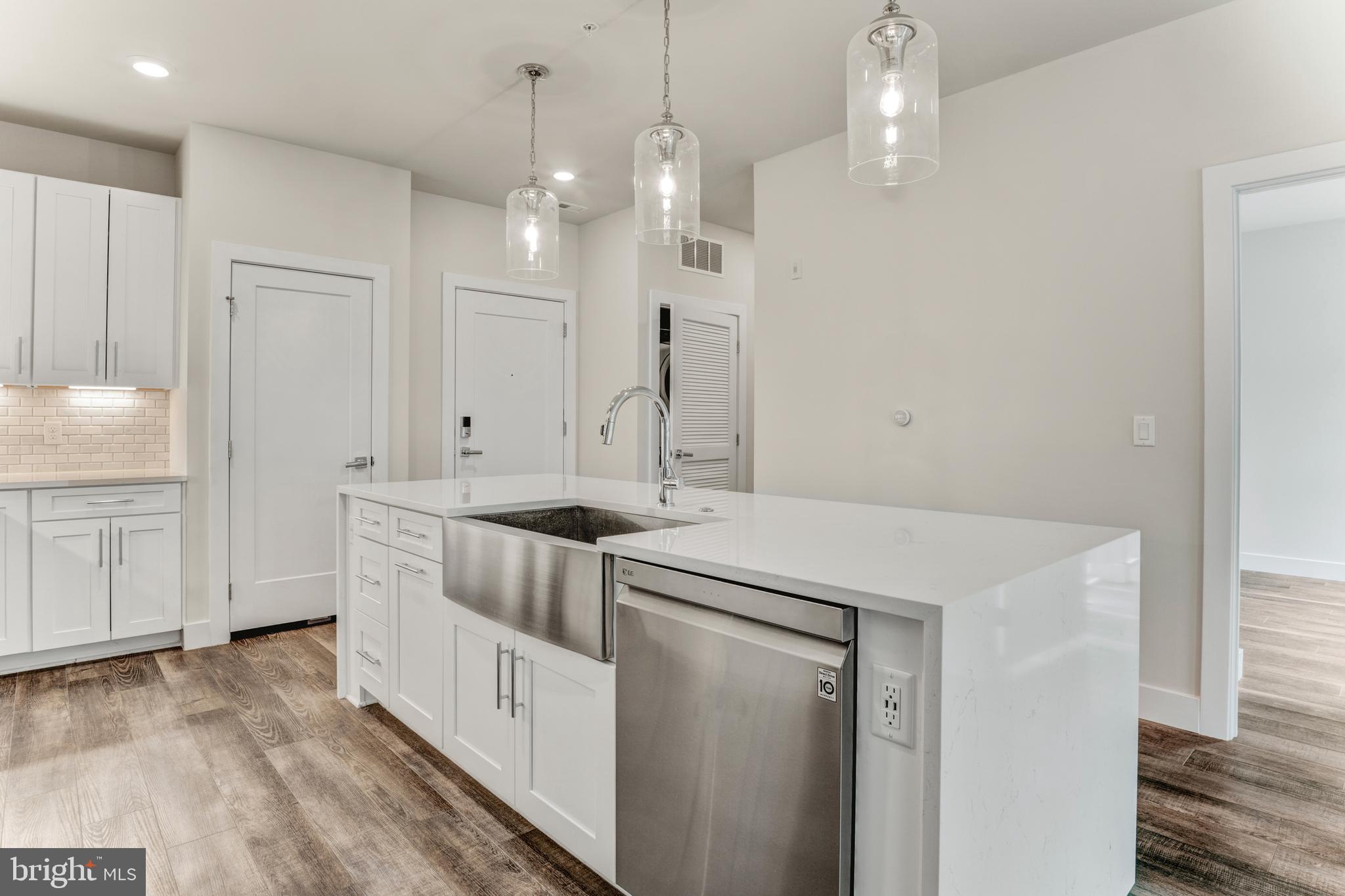 1761 OLD MEADOW ROAD 209