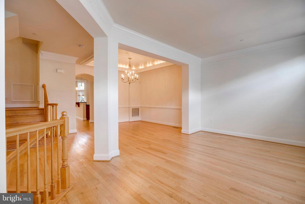 7025 LITTLE LEAF LINDEN LANE