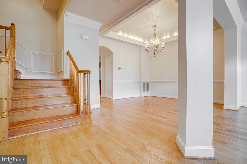 7025 LITTLE LEAF LINDEN LANE