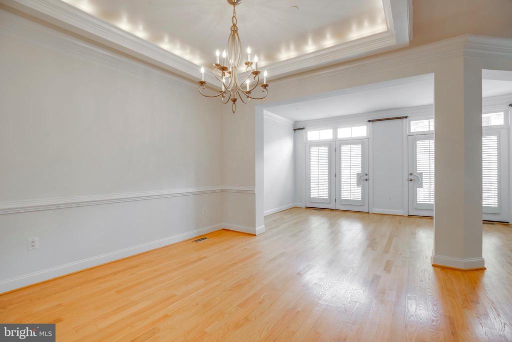7025 LITTLE LEAF LINDEN LANE
