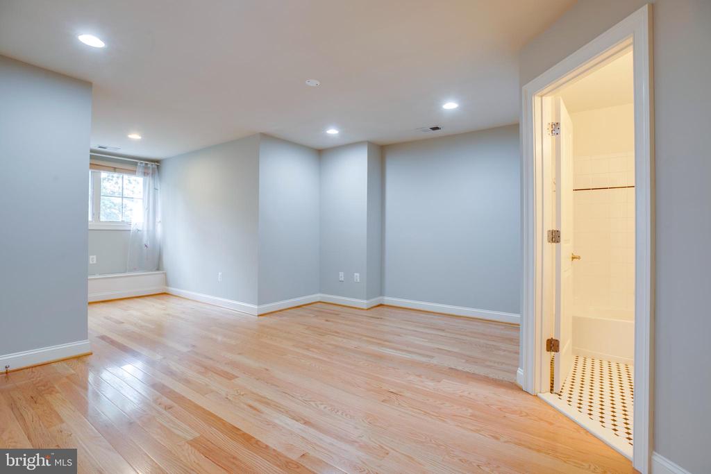 7025 LITTLE LEAF LINDEN LANE