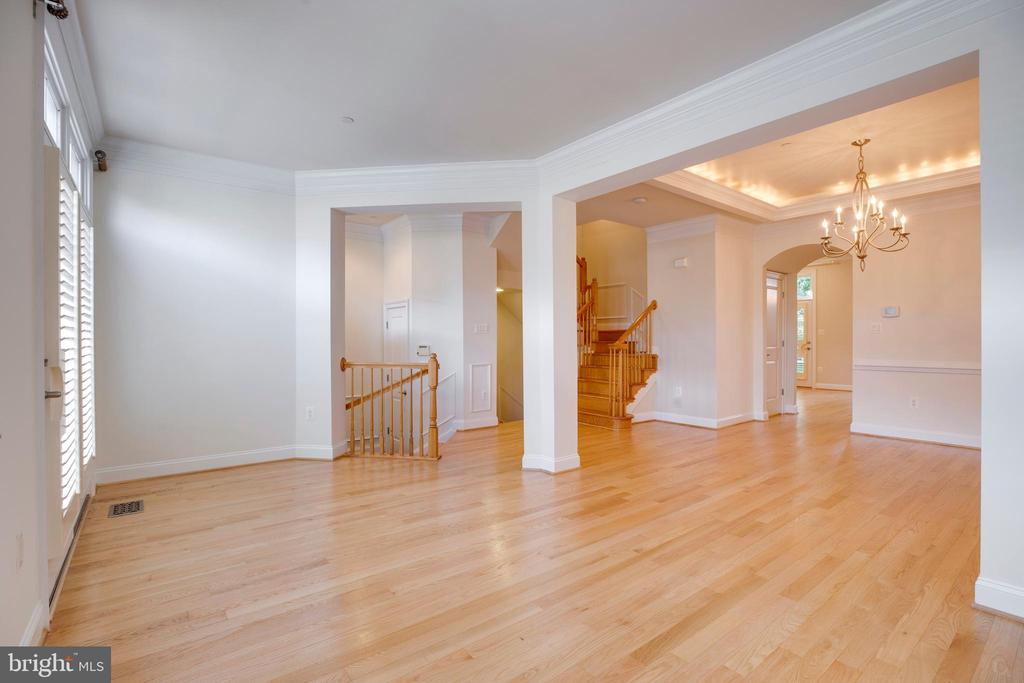 7025 LITTLE LEAF LINDEN LANE