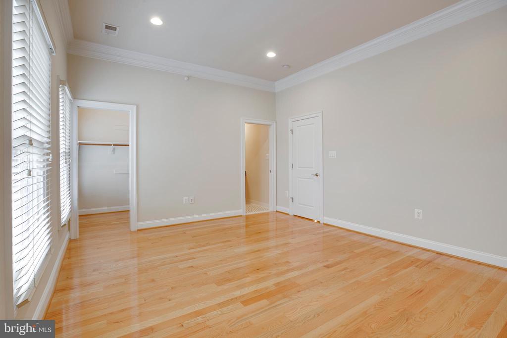 7025 LITTLE LEAF LINDEN LANE