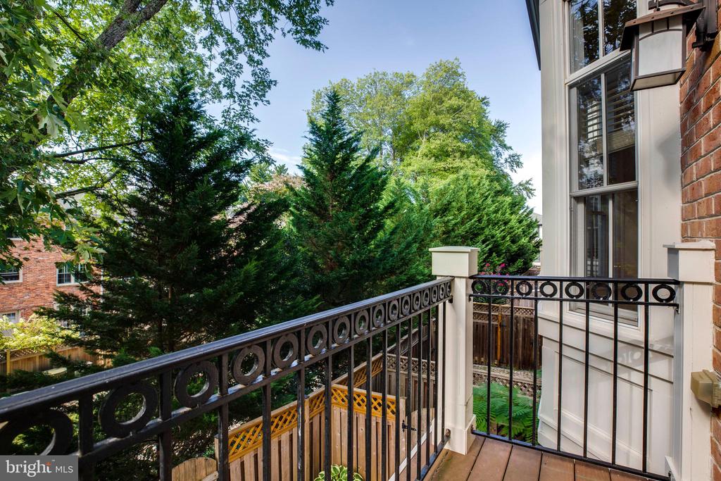 7025 LITTLE LEAF LINDEN LANE
