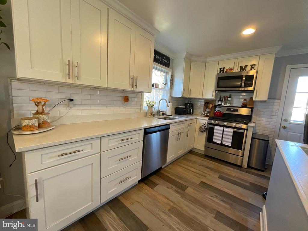 6822 DONAHUE COURT