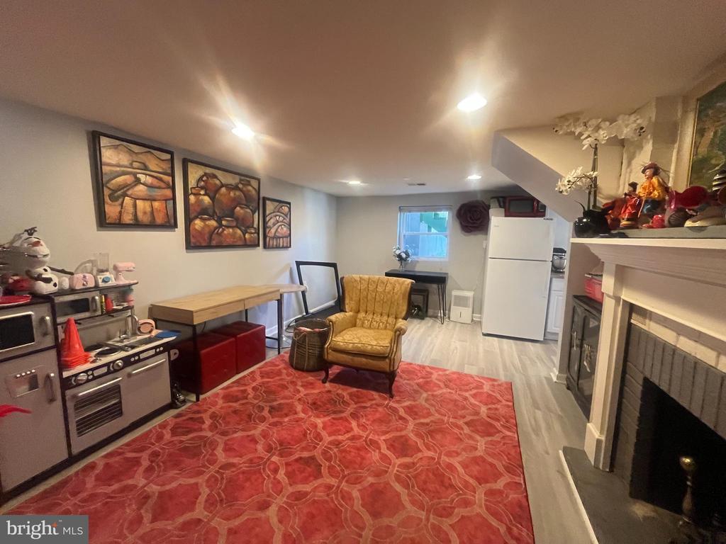 6822 DONAHUE COURT