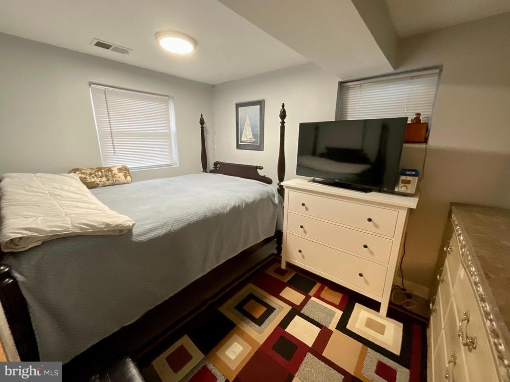 6822 DONAHUE COURT