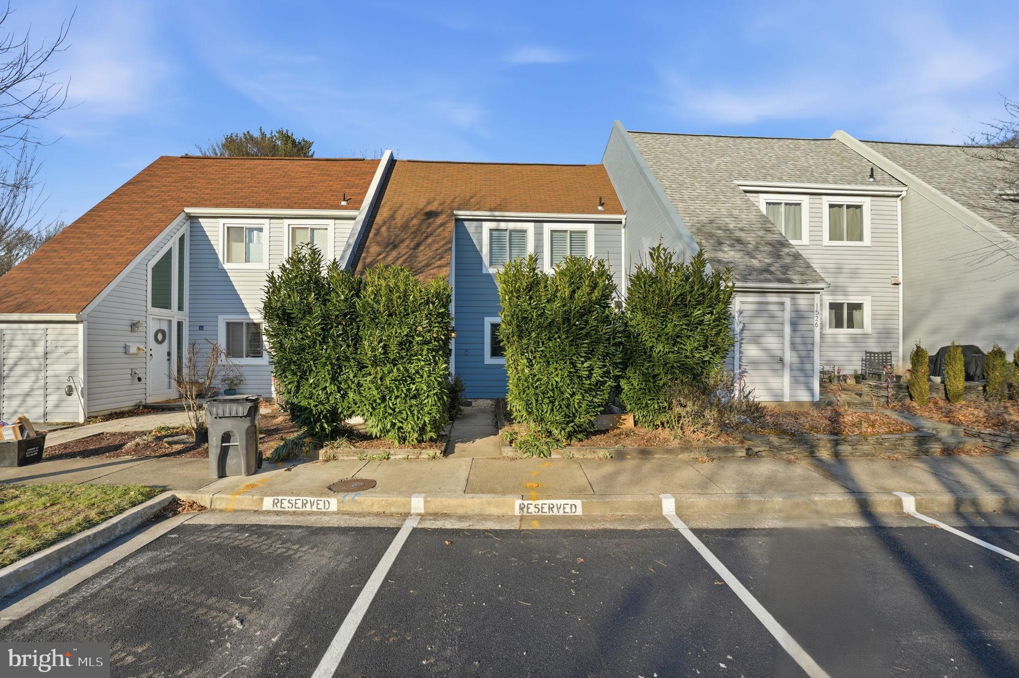 1528 GOLDENRAIN COURT