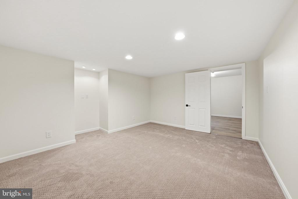 6112 SANDSTONE COURT