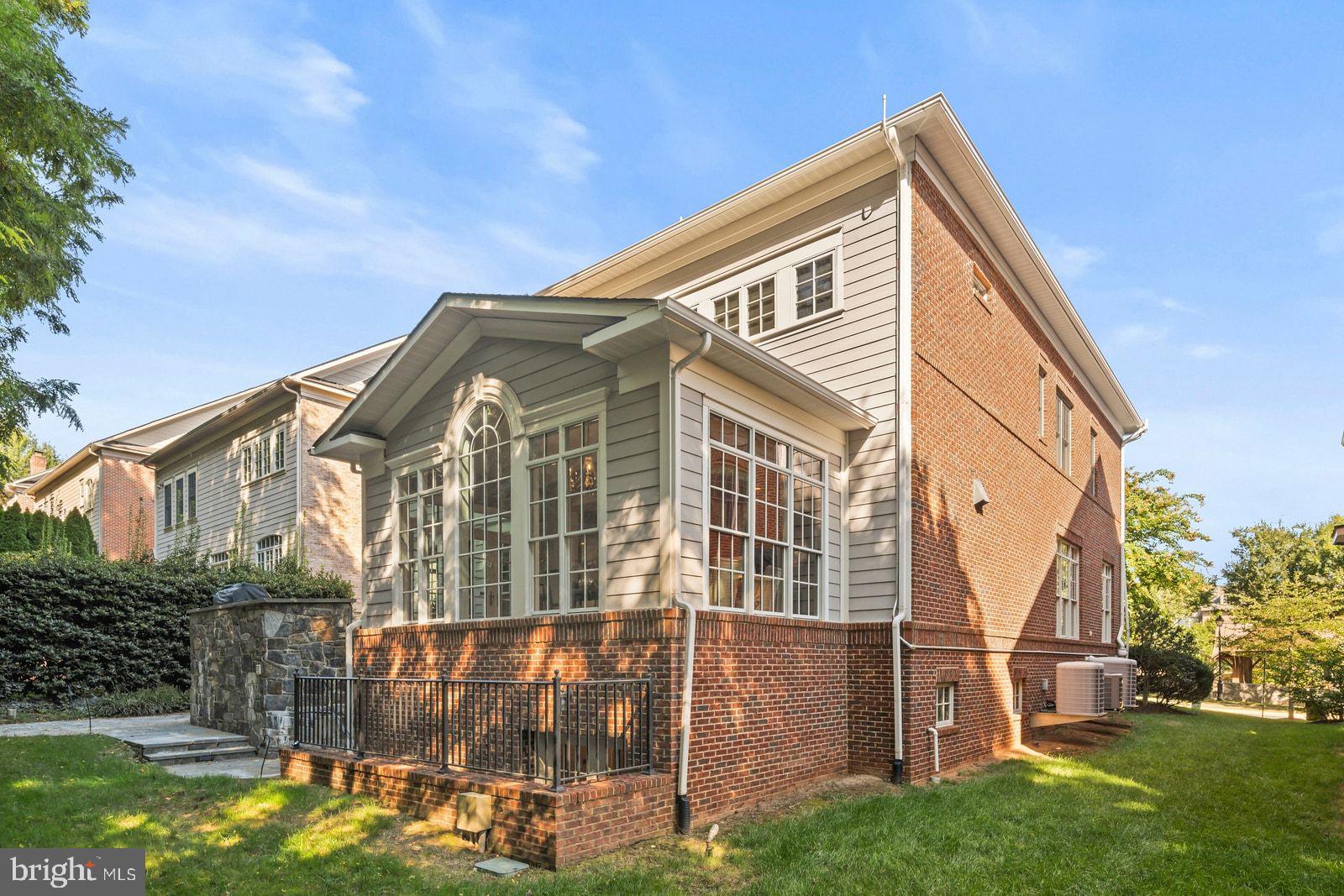 6817 STOCKWELL MANOR DRIVE