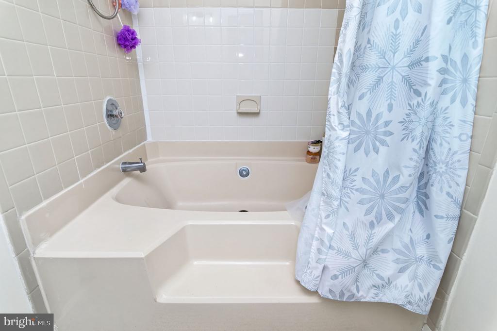 8610 BEEKMAN PLACE D 10D