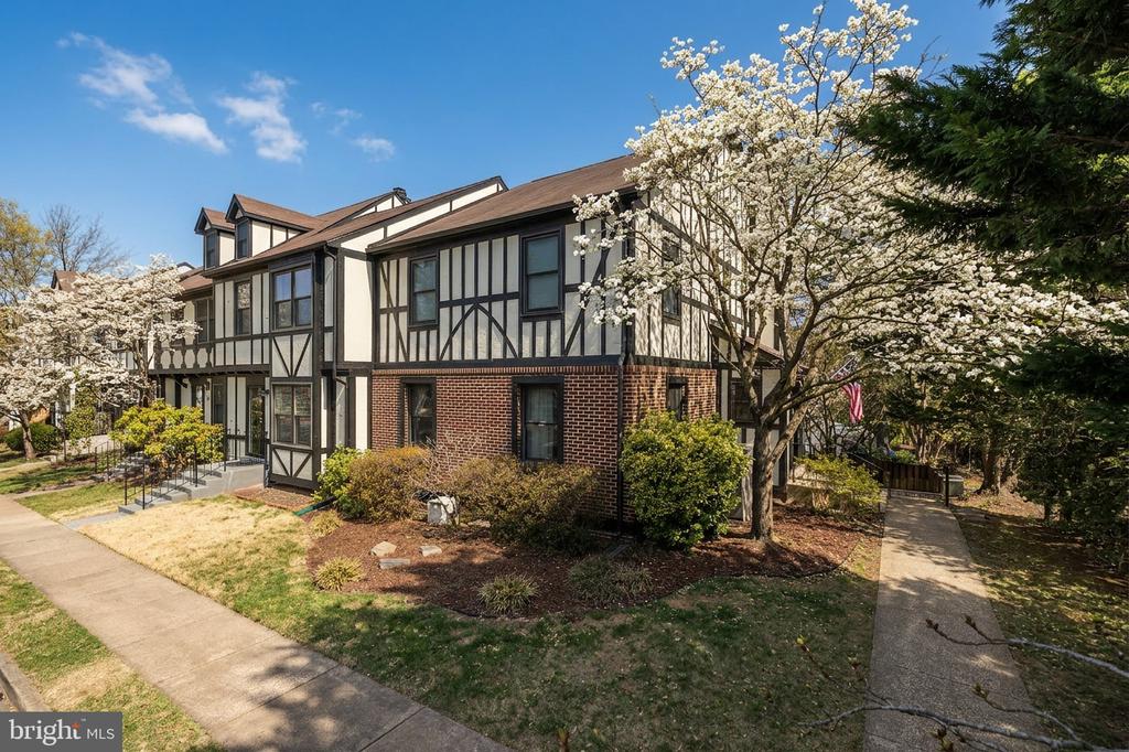 1100 SNEAD PLACE