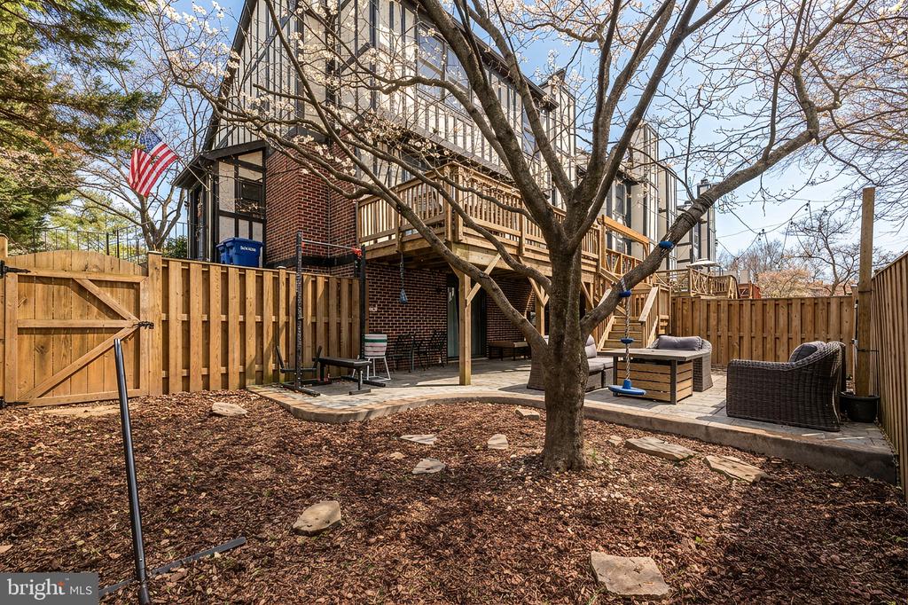 1100 SNEAD PLACE