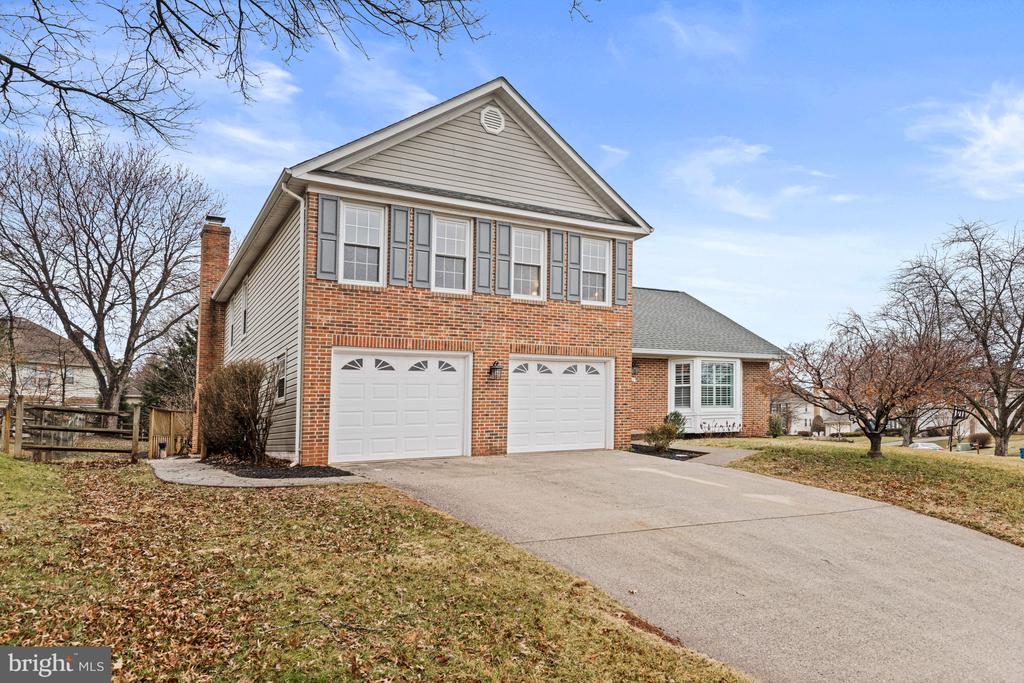 5200 HONEYSUCKLE COURT
