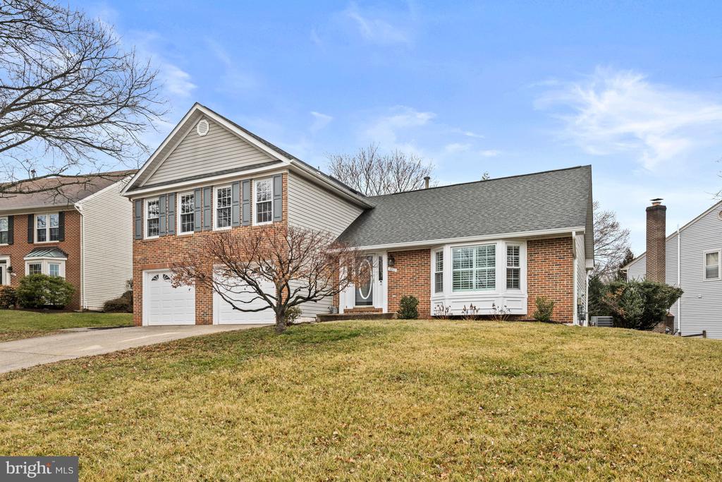 5200 HONEYSUCKLE COURT