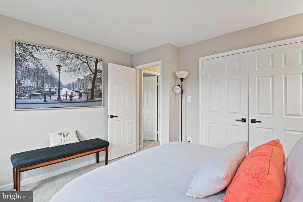 5200 HONEYSUCKLE COURT