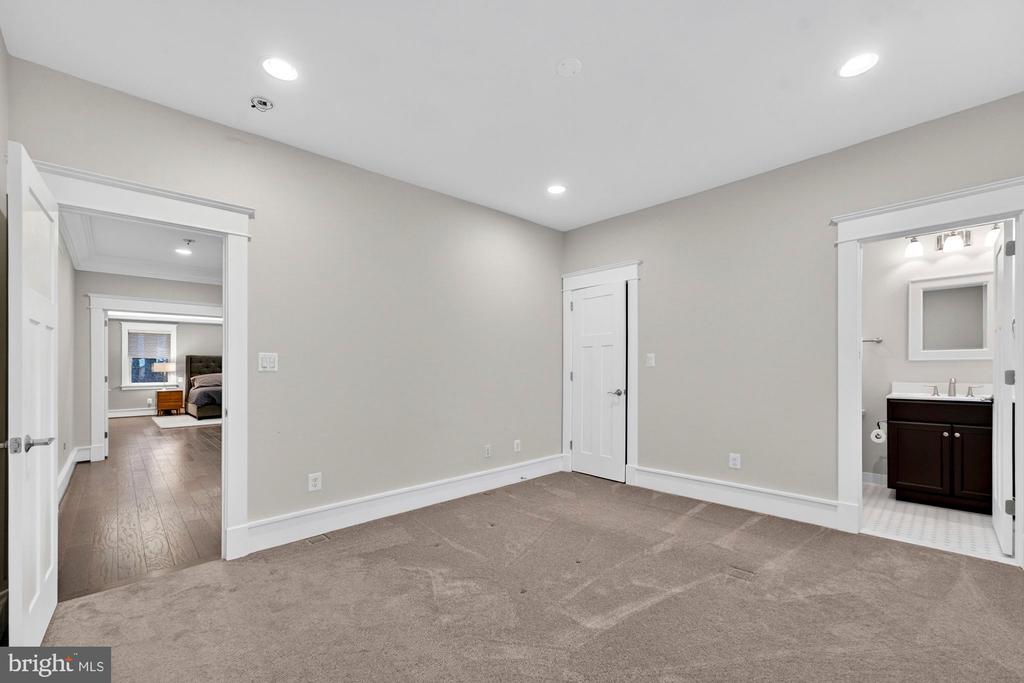 1105 LAKEWOOD DRIVE SW