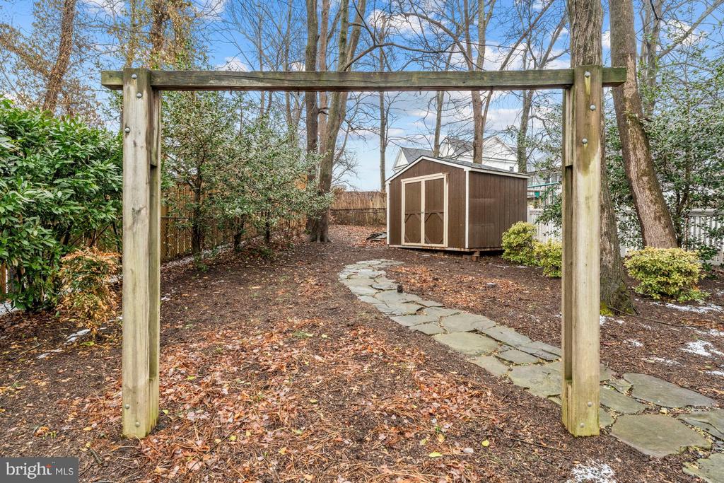 1105 LAKEWOOD DRIVE SW