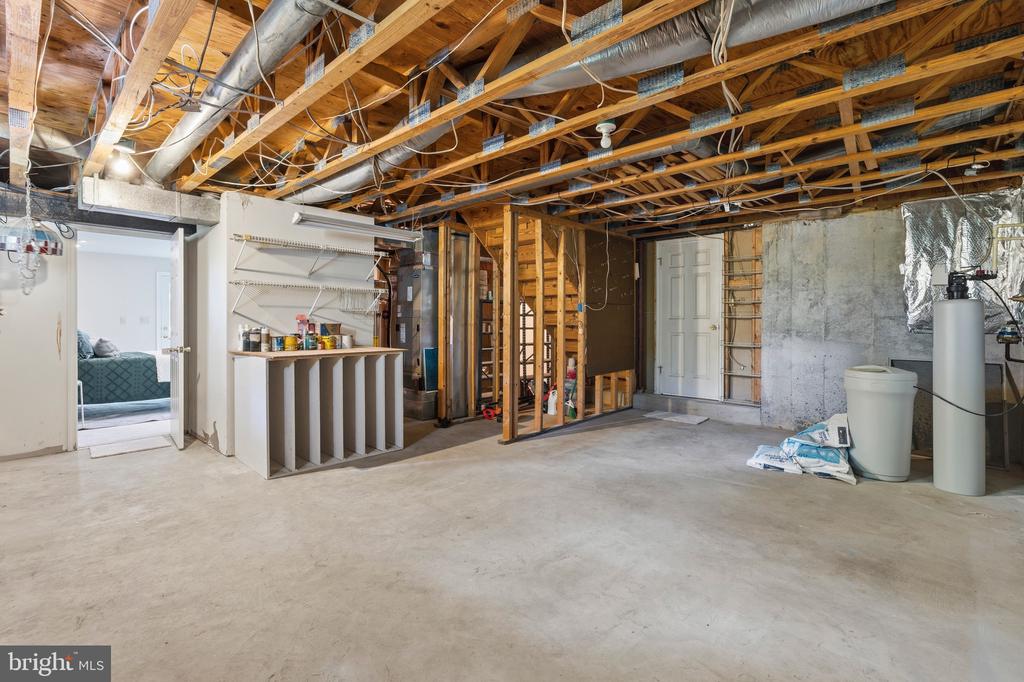 6404 PHILLIP COURT
