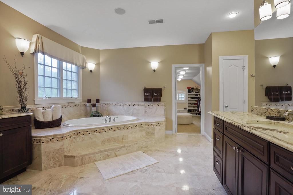9864 WALKER GLEN COURT